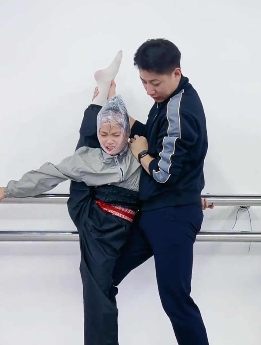 舞蹈生的撕腿哭已经是条件反射了,还没开始就哭了