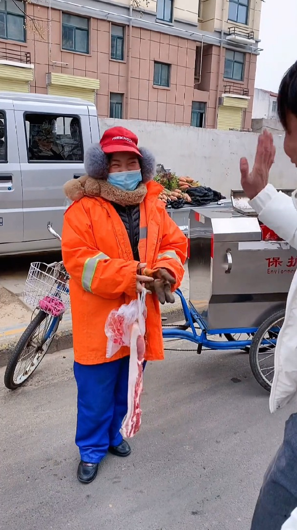 奶奶你别走啊寒风中的温暖 农村赶集 搞笑-度小视