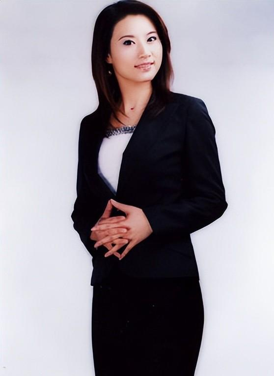 尹红:才貌双全的东方卫视主持人,主持风格稳重,深受观众喜欢