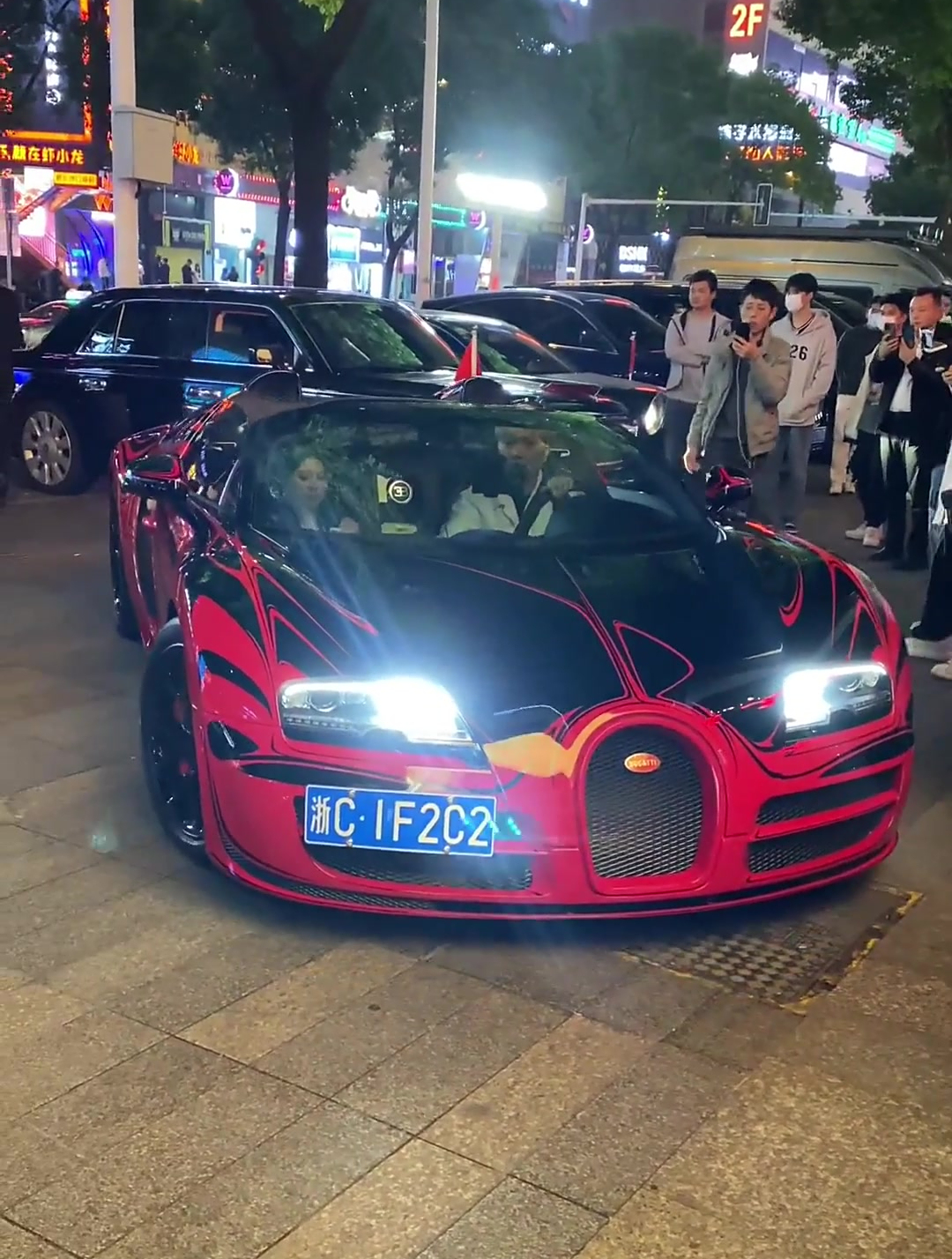 富豪开着布加迪威龙,副驾驶坐着黑丝极品小姐姐,属实让人羡慕啊-度小