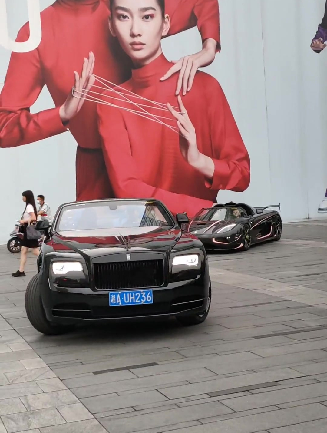 网红汽车博主李二狗开敞篷劳斯莱斯带两位模特美女兜风
