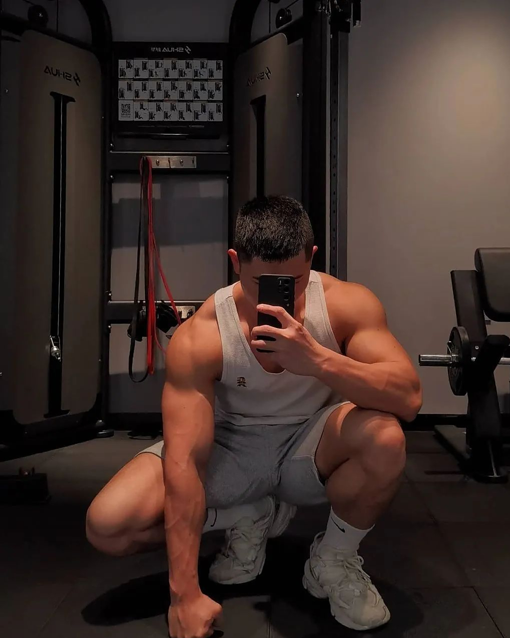 肌肉憨憨浴室自拍