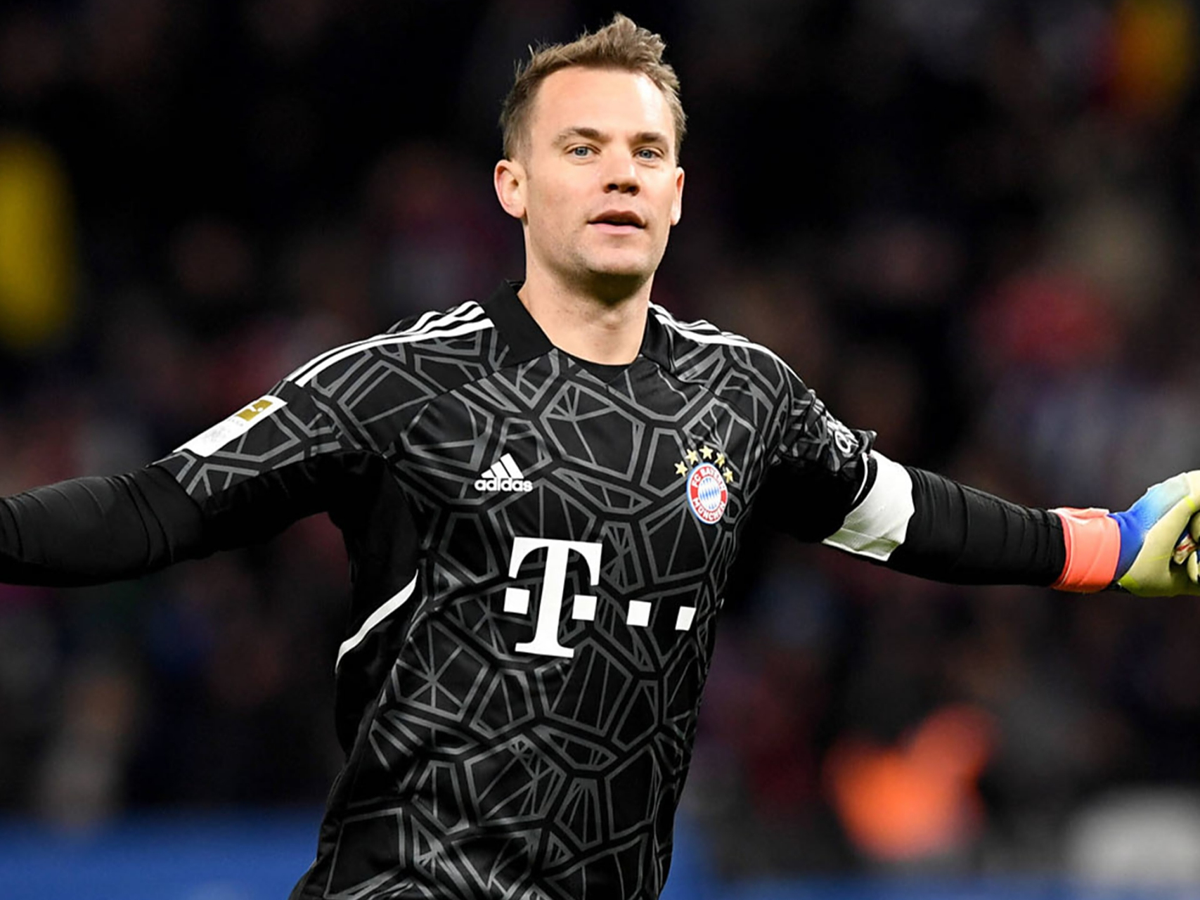 37岁诺伊尔迎来职业俱乐部生涯第700次出场,书写传奇新篇章  在欧冠