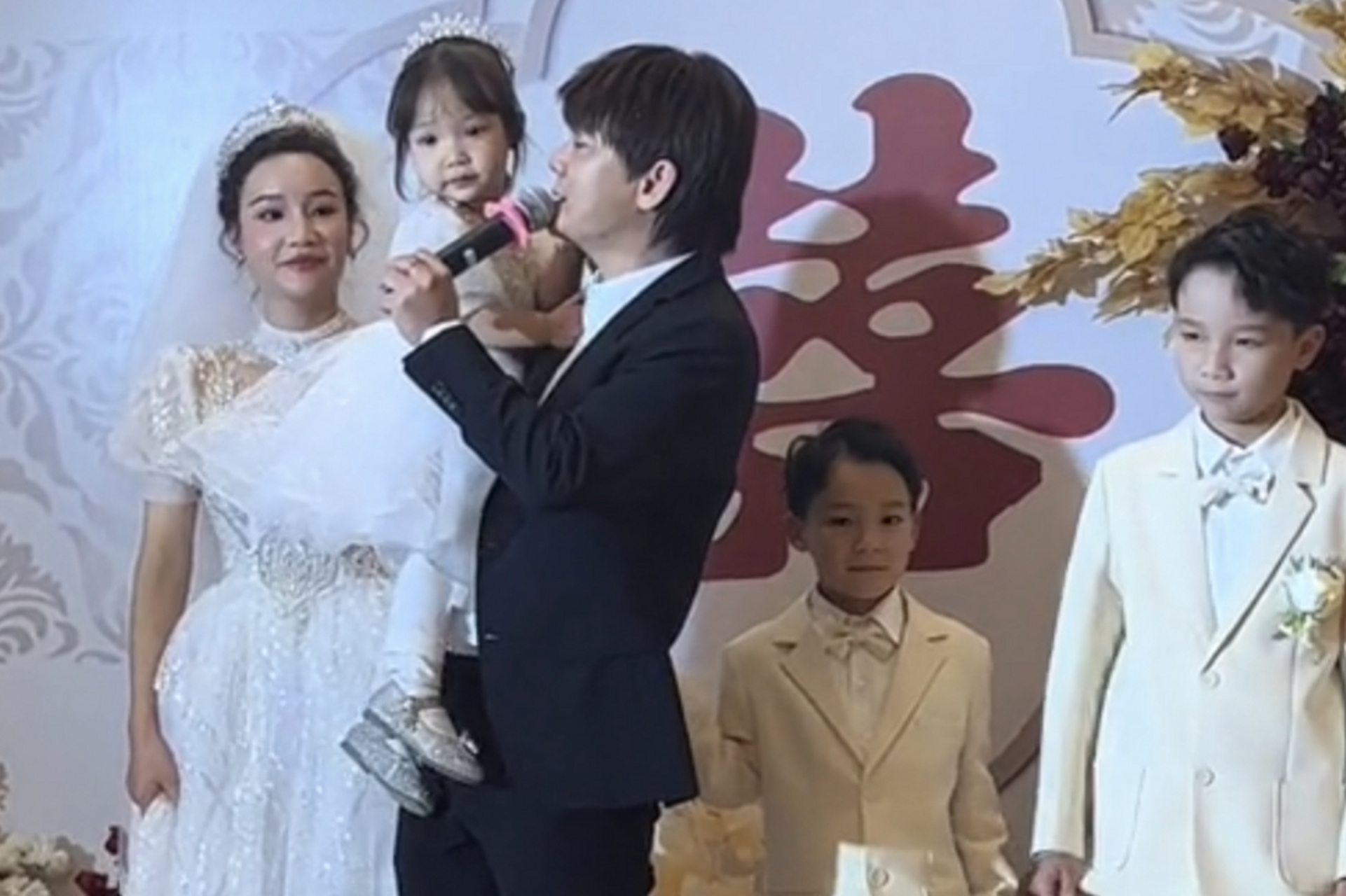 六哲曾以《错错错》《被伤过的心还可以爱谁》等歌曲红遍全国.