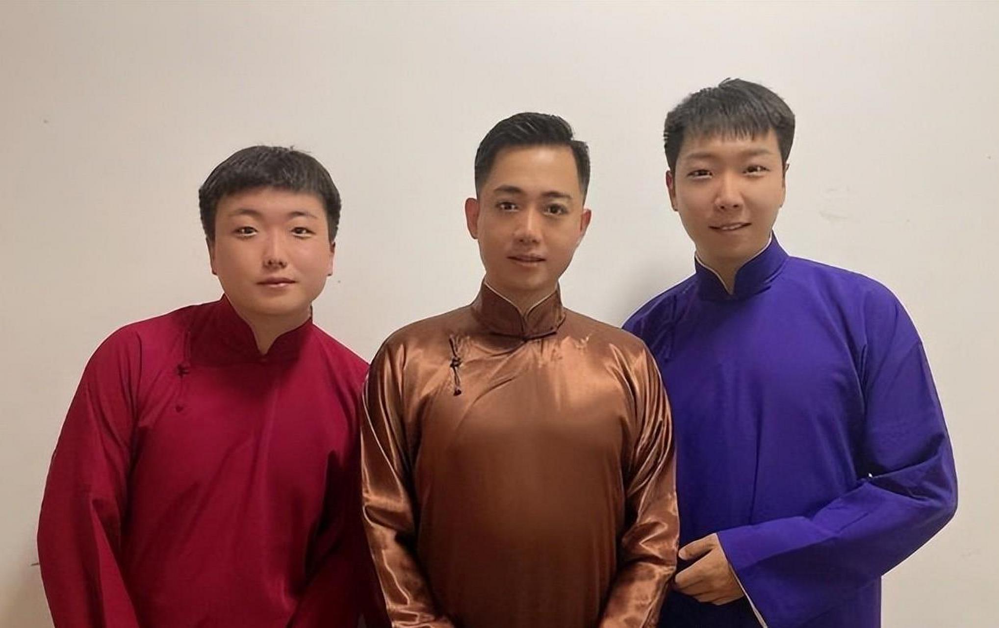 师徒父子相声专场演出中,孔云龙提醒郭德纲介绍自己的徒弟王筱阁,观众