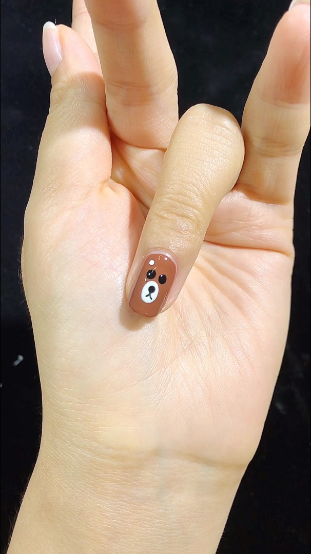 这是一款布朗熊美甲