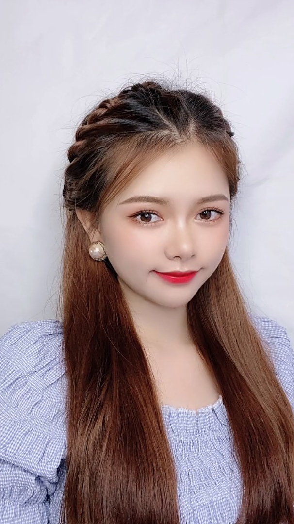 蓬松显发量的披肩发型毕业拍照