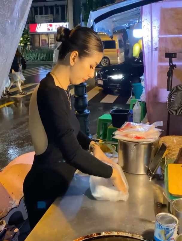 泰国美女老板娘生意很好每次来买煎饼都要排队