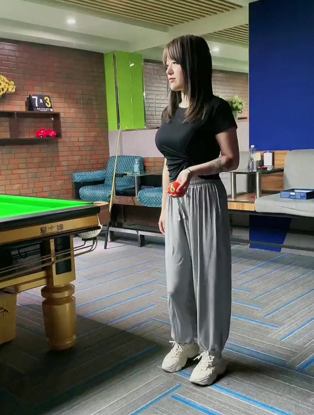 美女小姐姐打台球不仅架势豪放这动作更是惊人