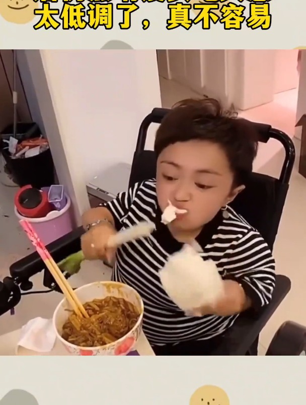 身家过亿的李喜梅下班后仍然啃馒头吃大葱,太低调了,真不容易!