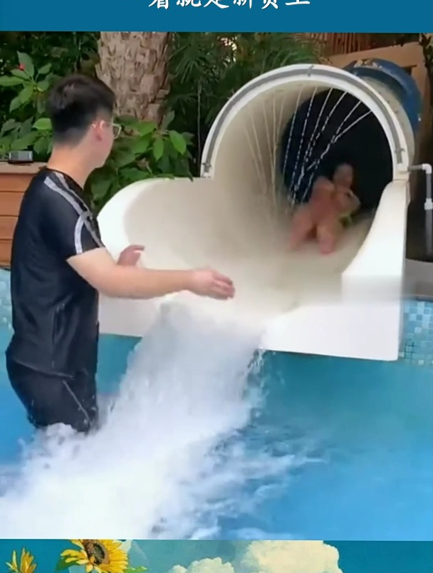 水上乐园惊险咸猪手,小伙脸上表情说明一切,一看就是新员工