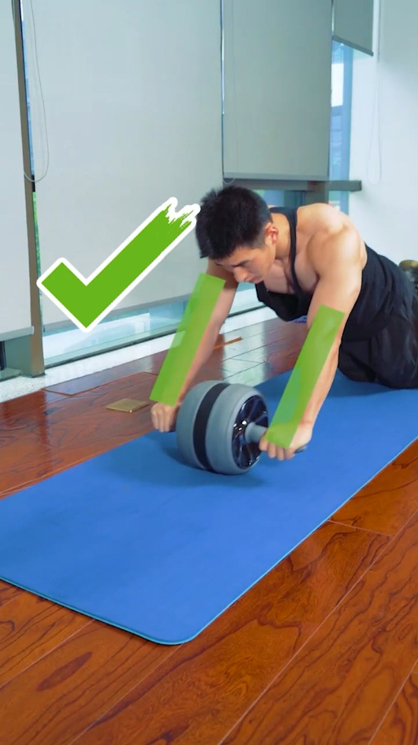 健腹轮运动教程健腹轮正确使用办法