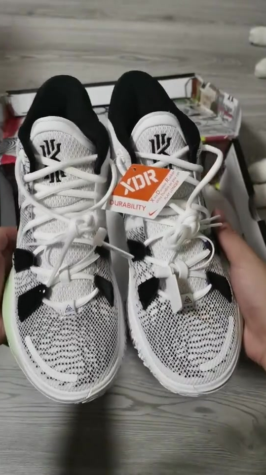 耐克欧文7白黑绿篮球鞋开箱评测