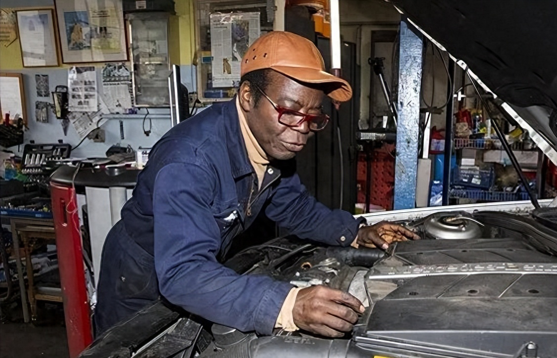 回顾非洲打工皇帝白天修车晚上批奏折凭一己之力养活整个国家