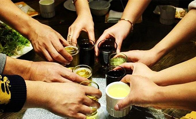 不懂应酬的人很难成功,饭局上,高情商的都人这么做,希望你也是