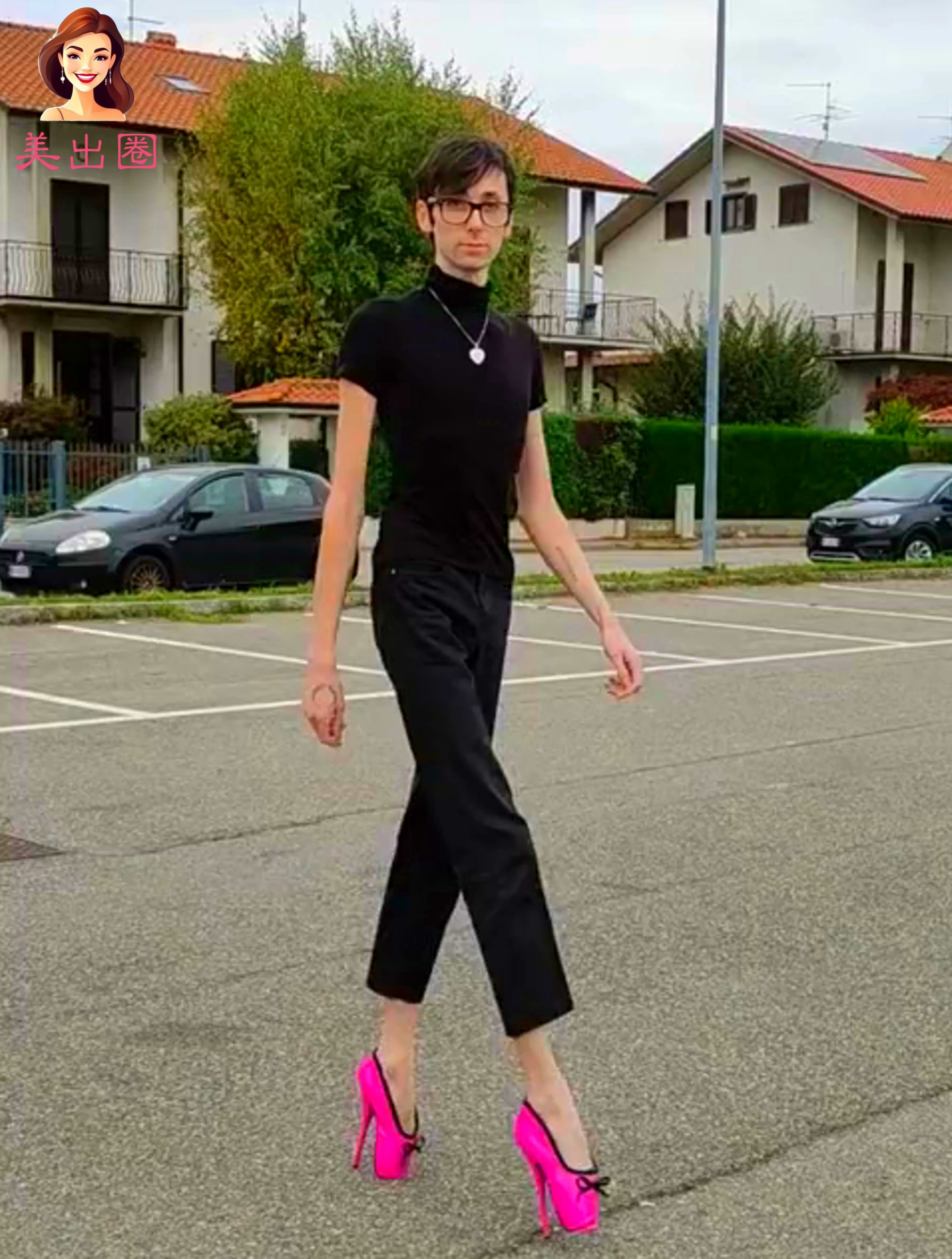 外国小哥挑战穿奇葩高跟鞋,这走路姿势优雅中竟又带有一丝妖娆