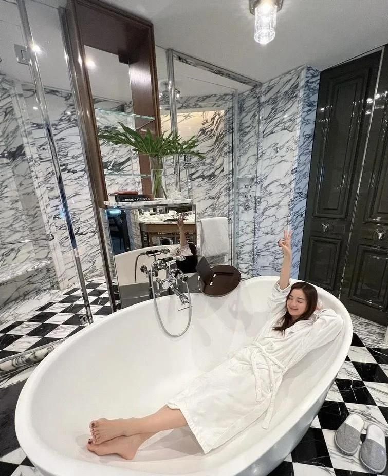爱情燃烧!蔡卓妍40岁曝浴室禁忌照,疑与男友狂欢酒店度假!