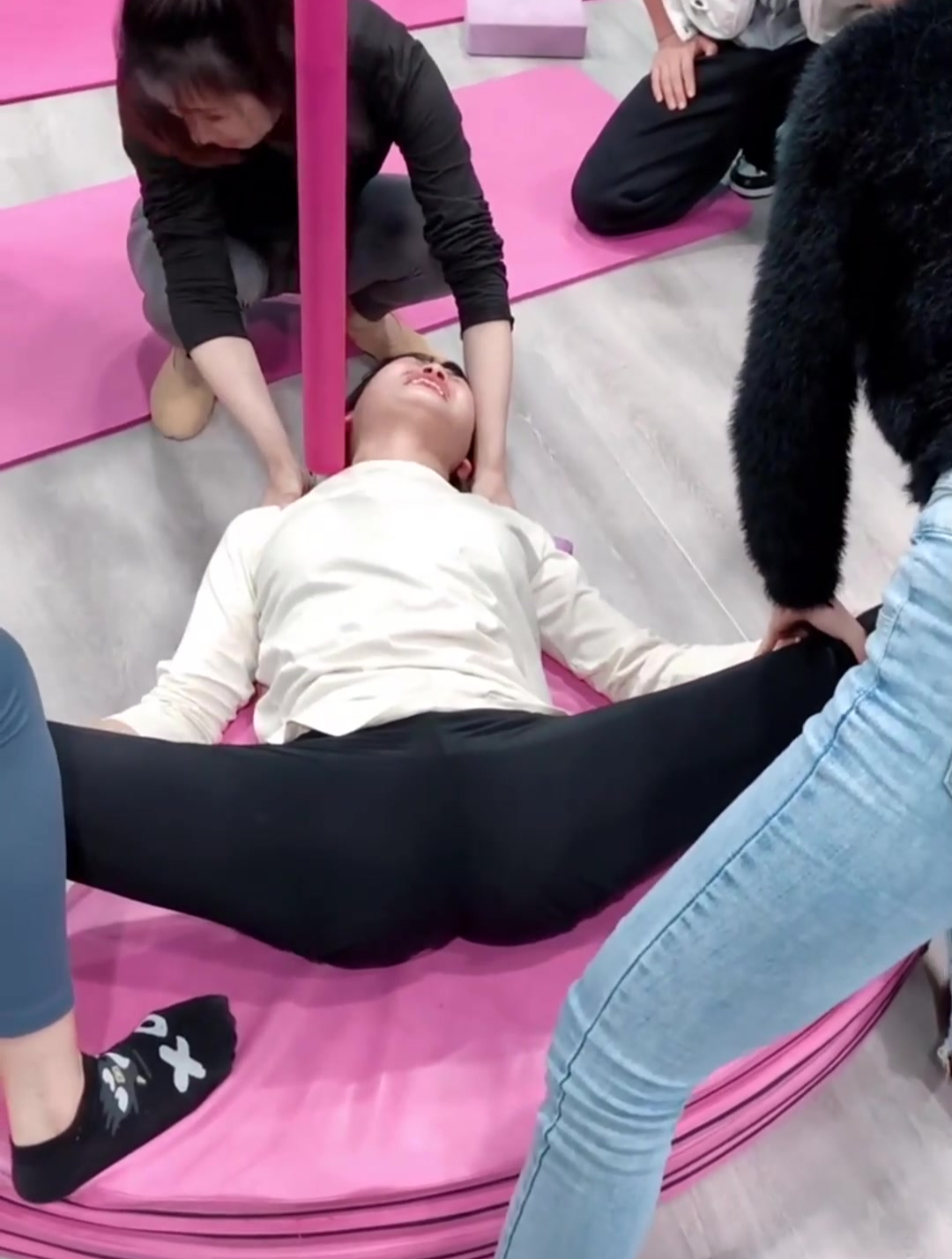 舞蹈房拍下的一幕,美女压腿疼得大哭,看着心疼!-度小视