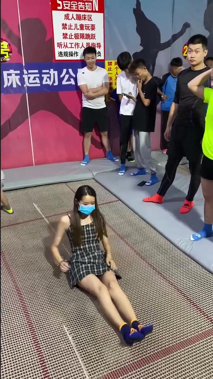 小姐姐穿短裙玩蹦床飞起来的那一刻简直是太尴尬了