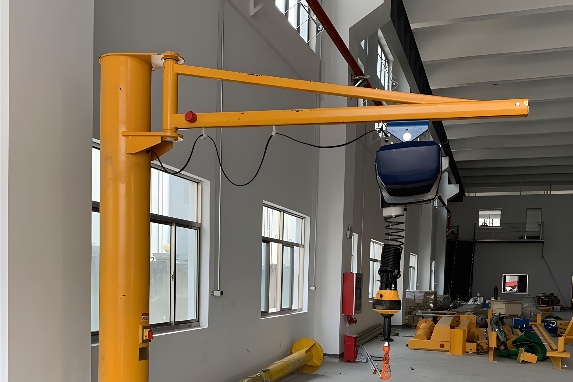 助力平衡吊在机械装配中非常重要,能减轻操作员负担,提高效率与安全性