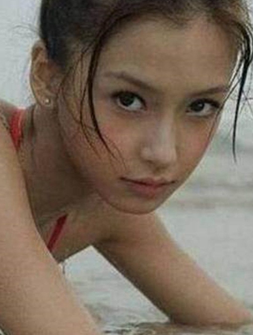 杨颖三点式泳装照曝光,趴在沙滩上的身材太真实,黄晓明后悔吗?