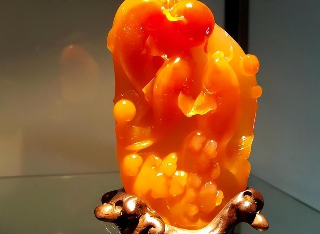 人知晓黄龙玉,黄龙玉产自云南龙陵,2004年刚问世时,价格还是百元一斤