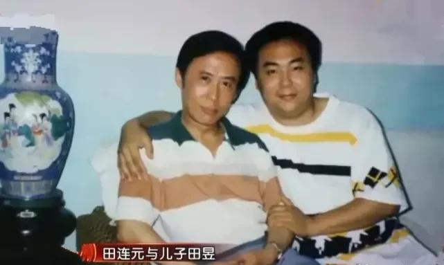 81岁田连元坐轮椅出行,身体瘦弱状态差,儿子车祸去世受打击