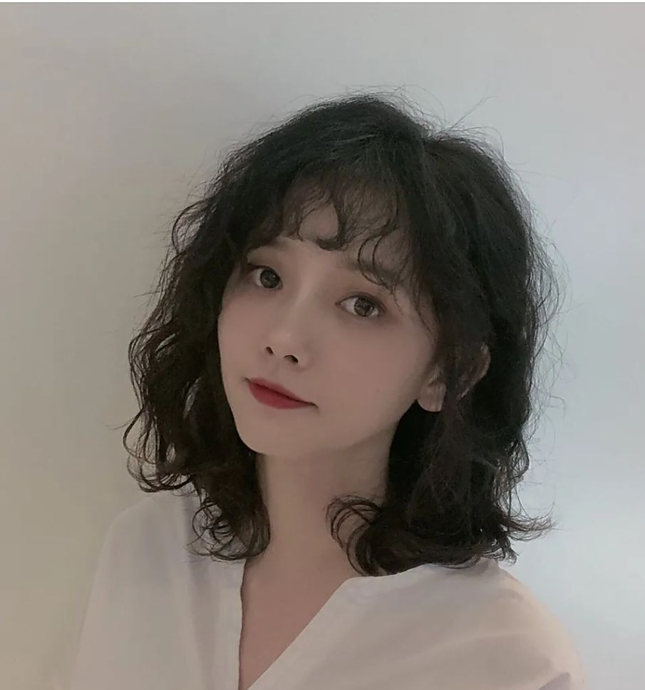 头发细软少发型怎么选?烫小卷就对了,不论长短都很美