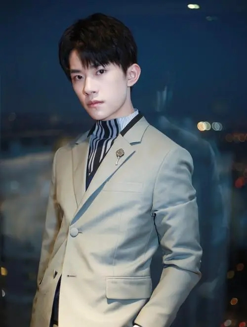 蒂芙尼出场顺序体现咖位?易烊千玺压轴出场,杨颖戴上亿项链2-度小视