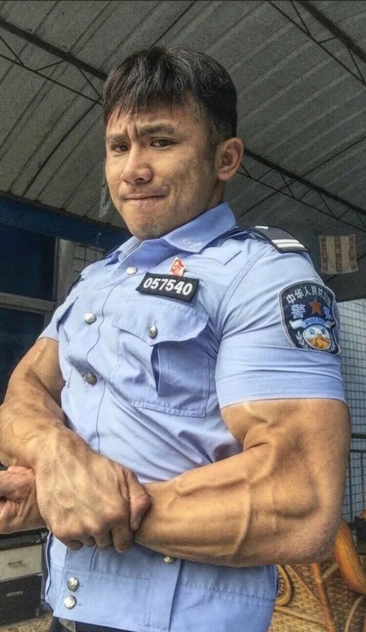 这可能是四川最壮的肌肉警察,罪犯看完直呼不敢惹