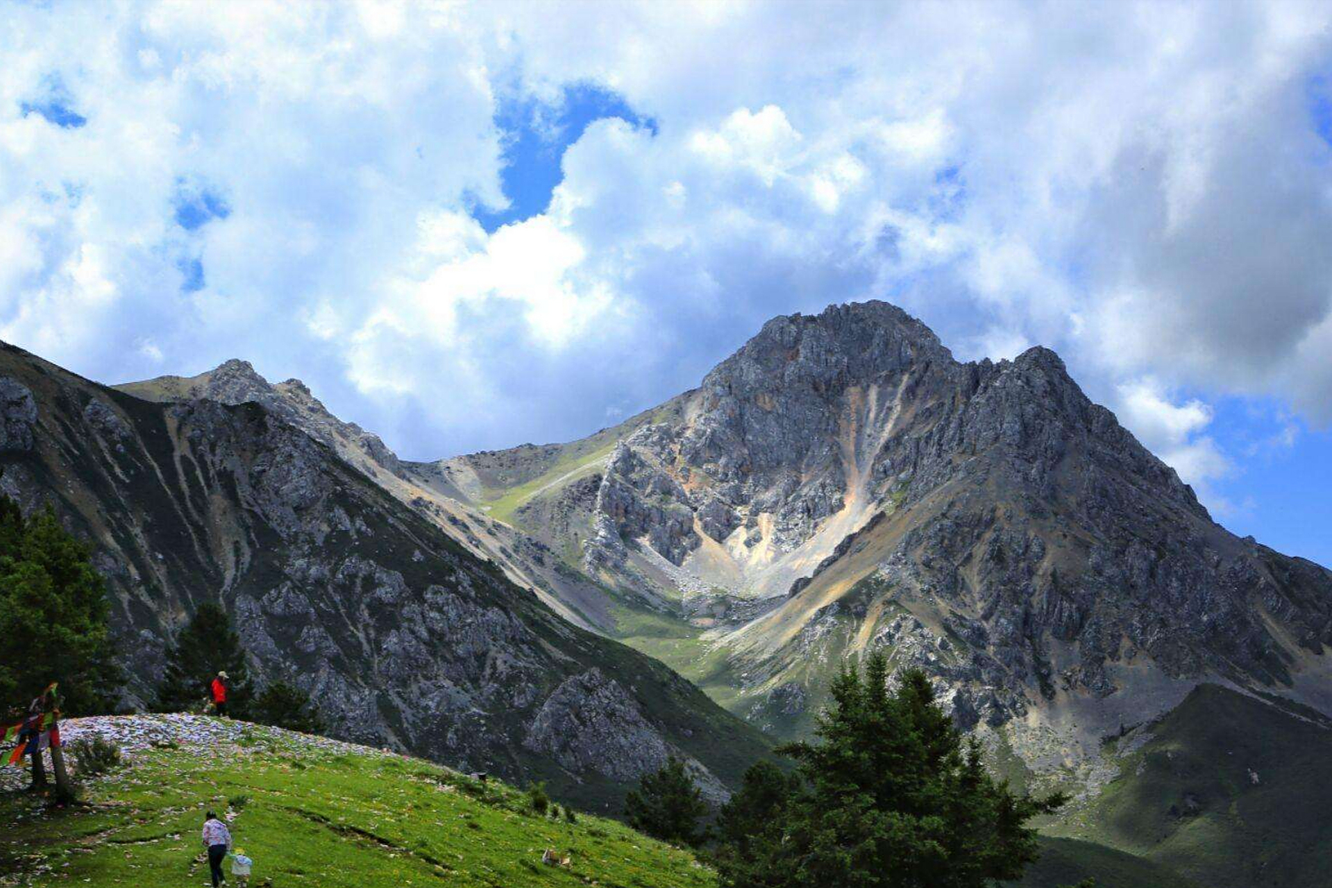 四川甘孜州奶龙神山,一个被藏族人民奉为神山的地方,它的美丽与神秘