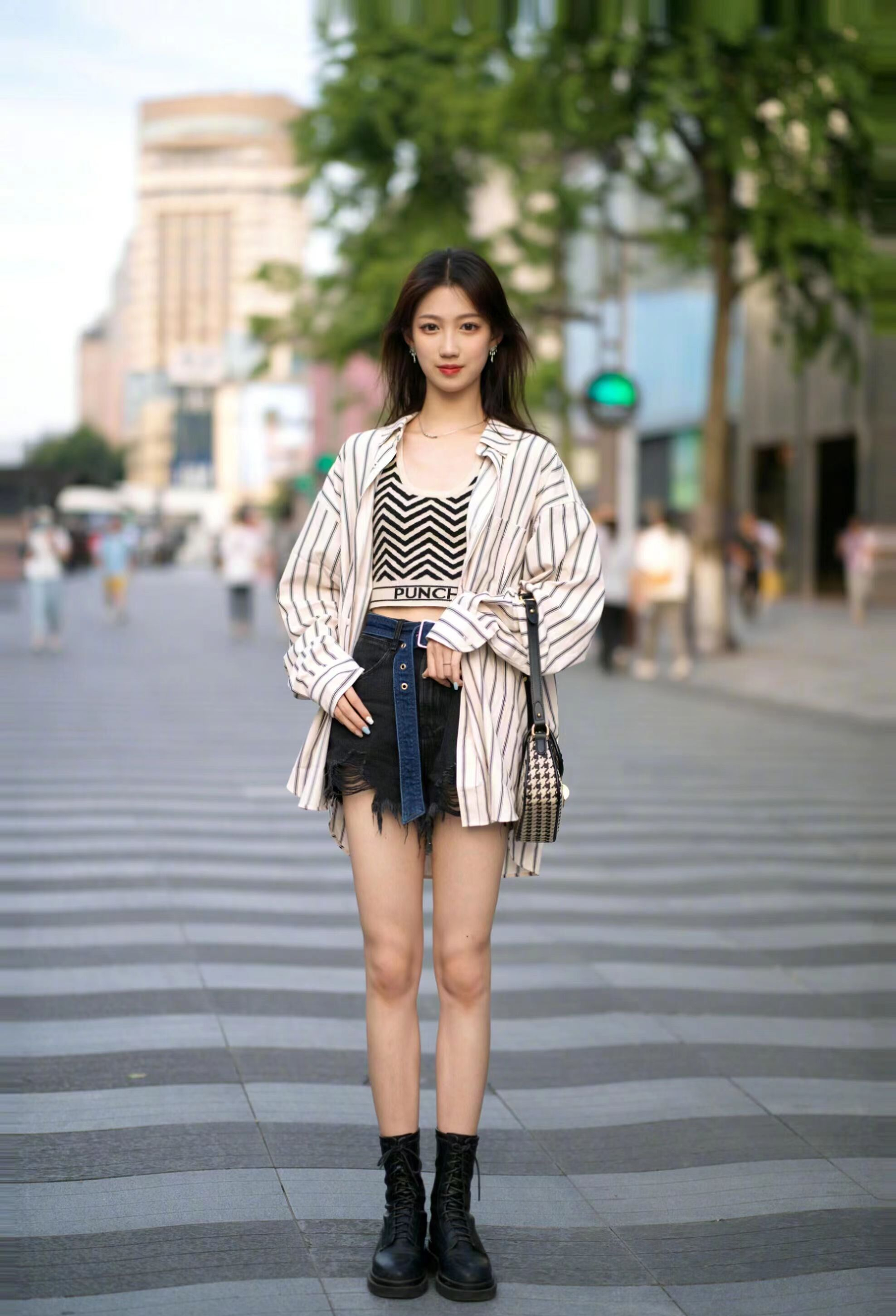 杭州街头的美女令人"大饱眼福",我的"泪水"从嘴里流了出来!