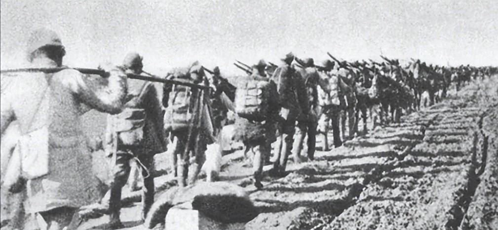 他是开国中将的儿子在2002年被授中将军衔仅过了一年就遭降职