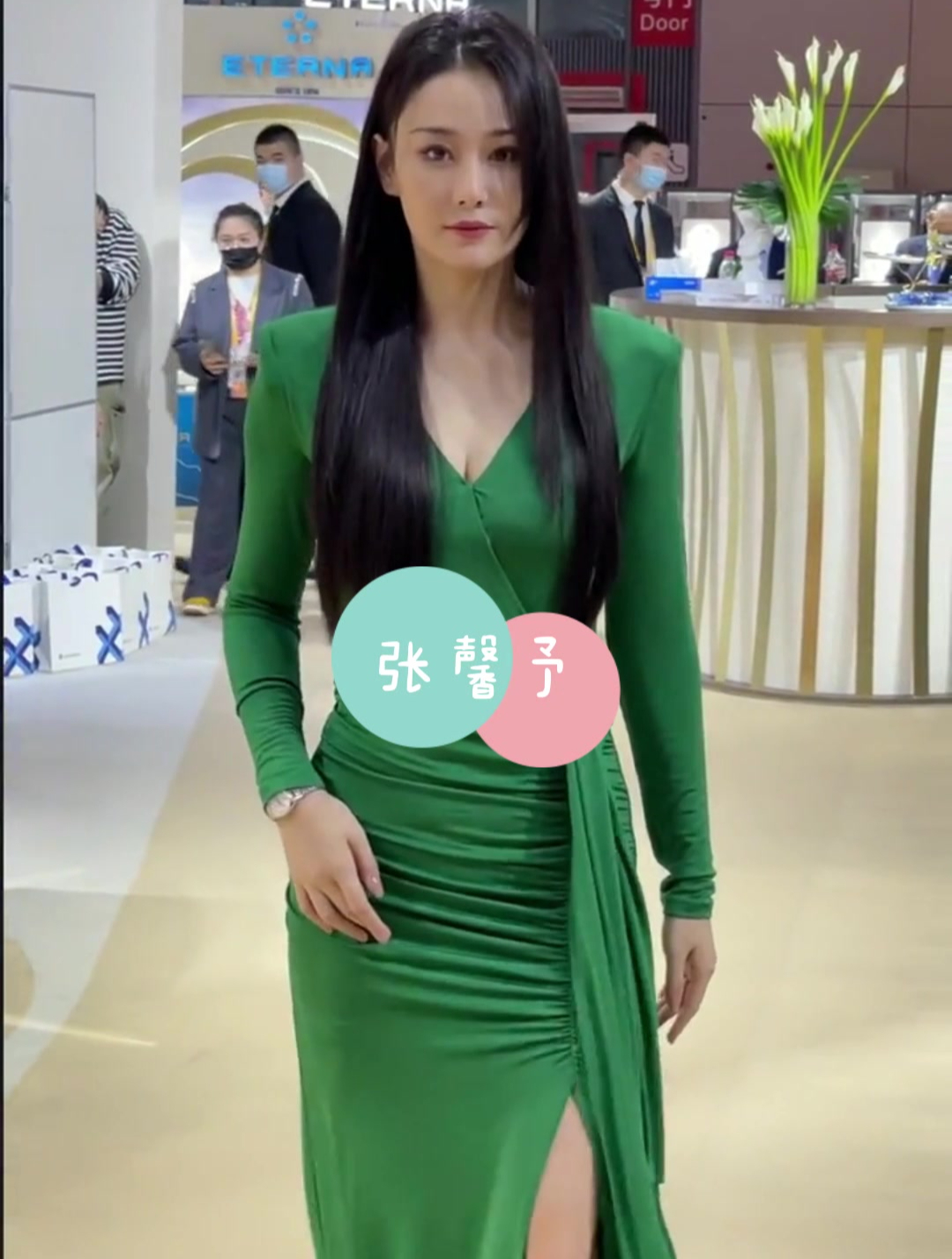 张馨予 绿色开叉长裙造型,气场和状态好绝!
