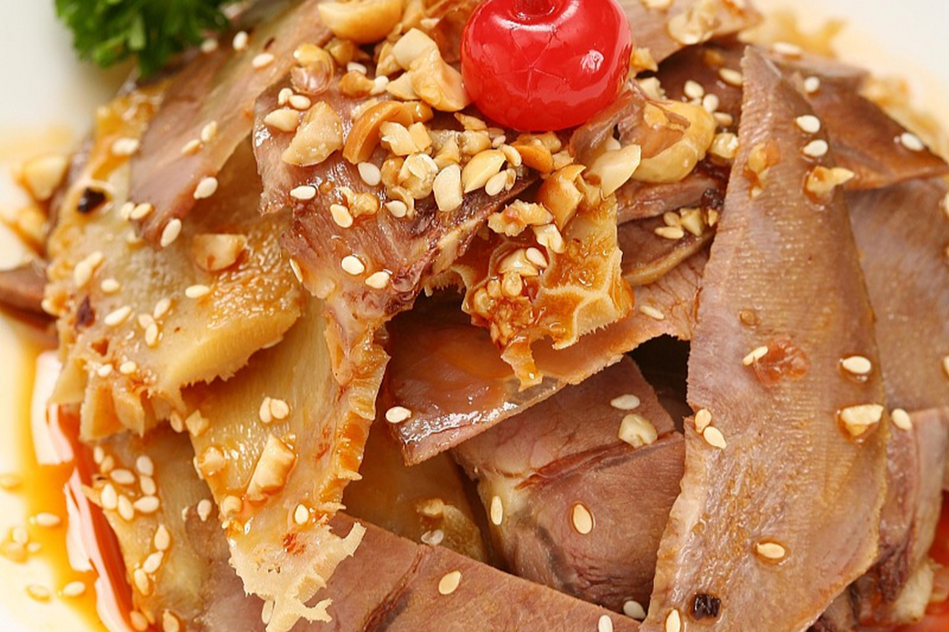 夫妻肺片是四川成都名菜,以牛头皮,牛心,牛舌,牛肚,牛肉为主料卤制后