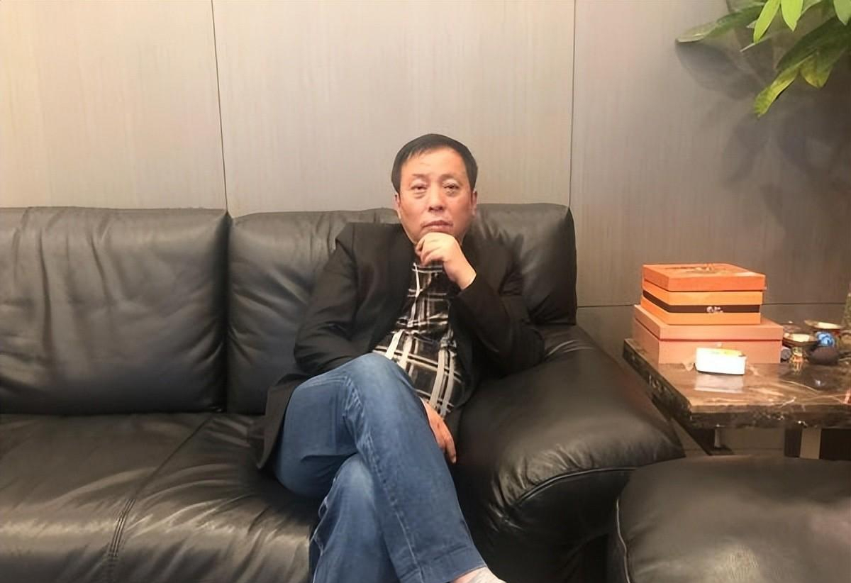 回顾:上海隐形富豪,坐拥380亿布局15家上市公司,在街头站着吃盒饭