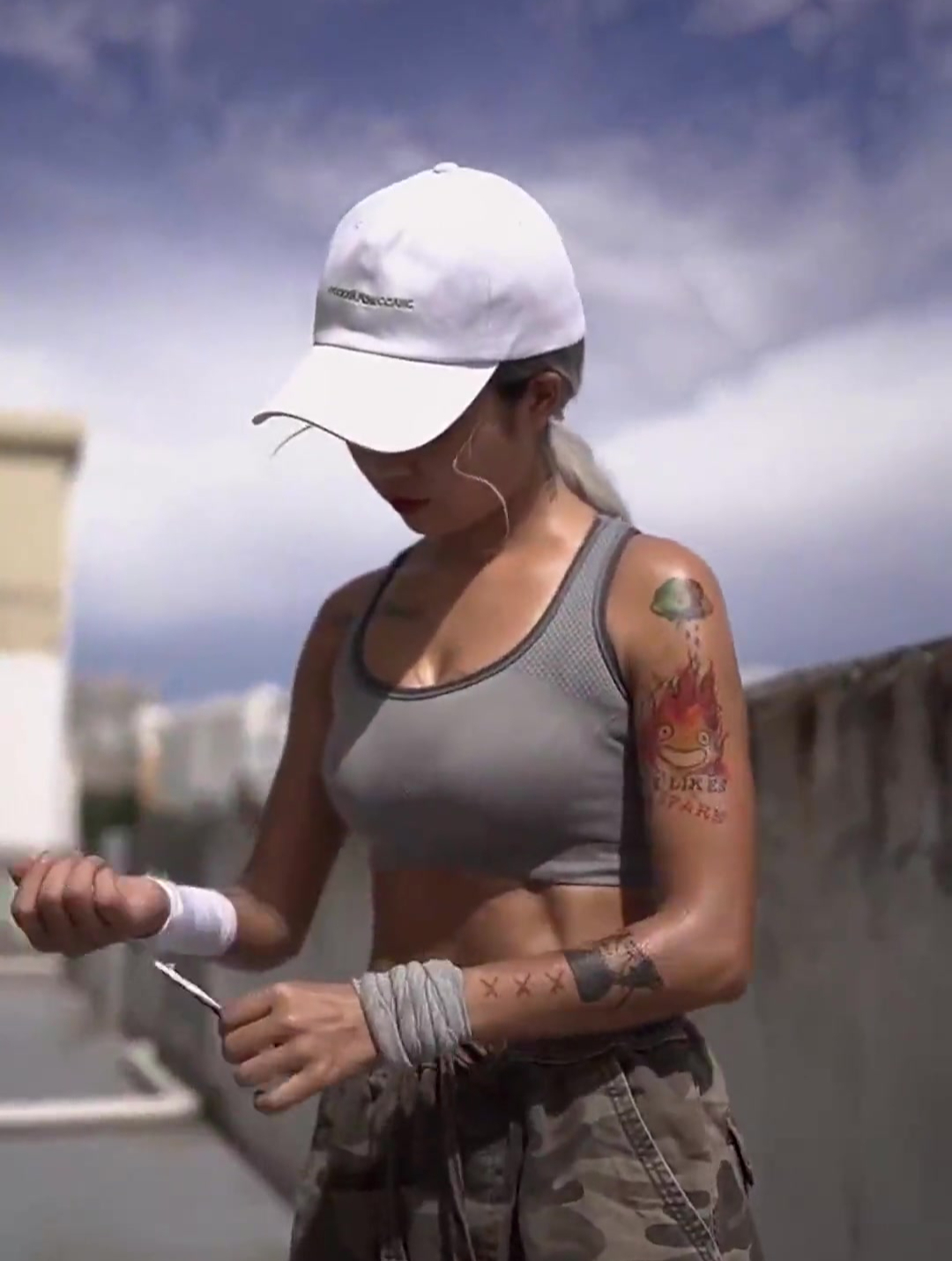 喜欢健身的女孩,一举一动都充满魅力,这纹身更是惹人注目!