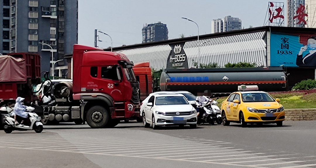 宜宾发生一起车祸,大货车与小车相撞!