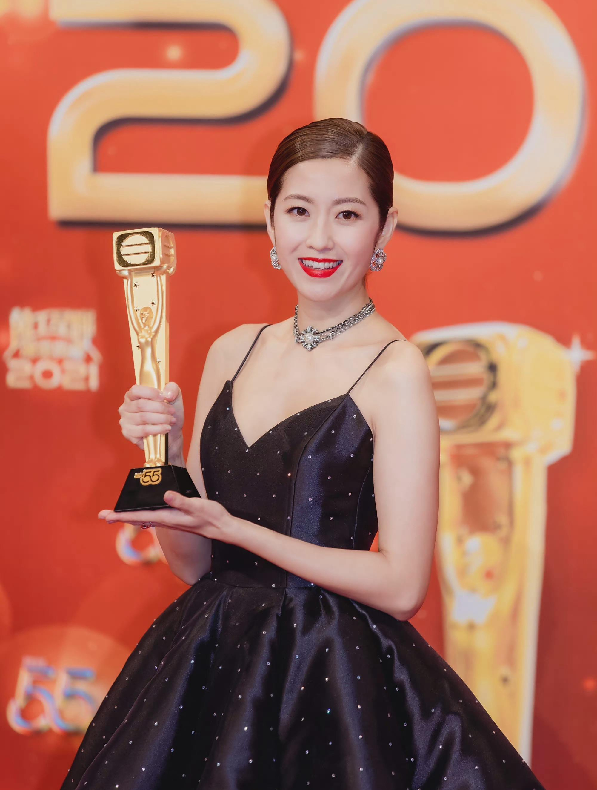 tvb台庆修罗场,视帝带暧昧女友招摇过市,正宫陈自瑶落寞走红毯4-度小