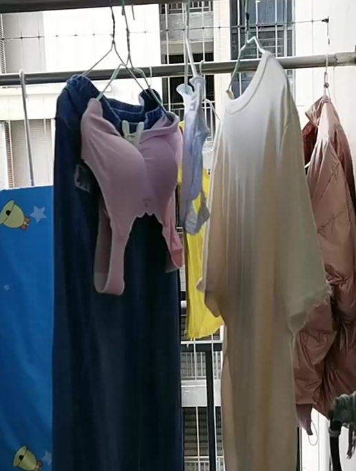 女生宿舍阳台的样子,看得我目不暇接,眼都不舍得眨