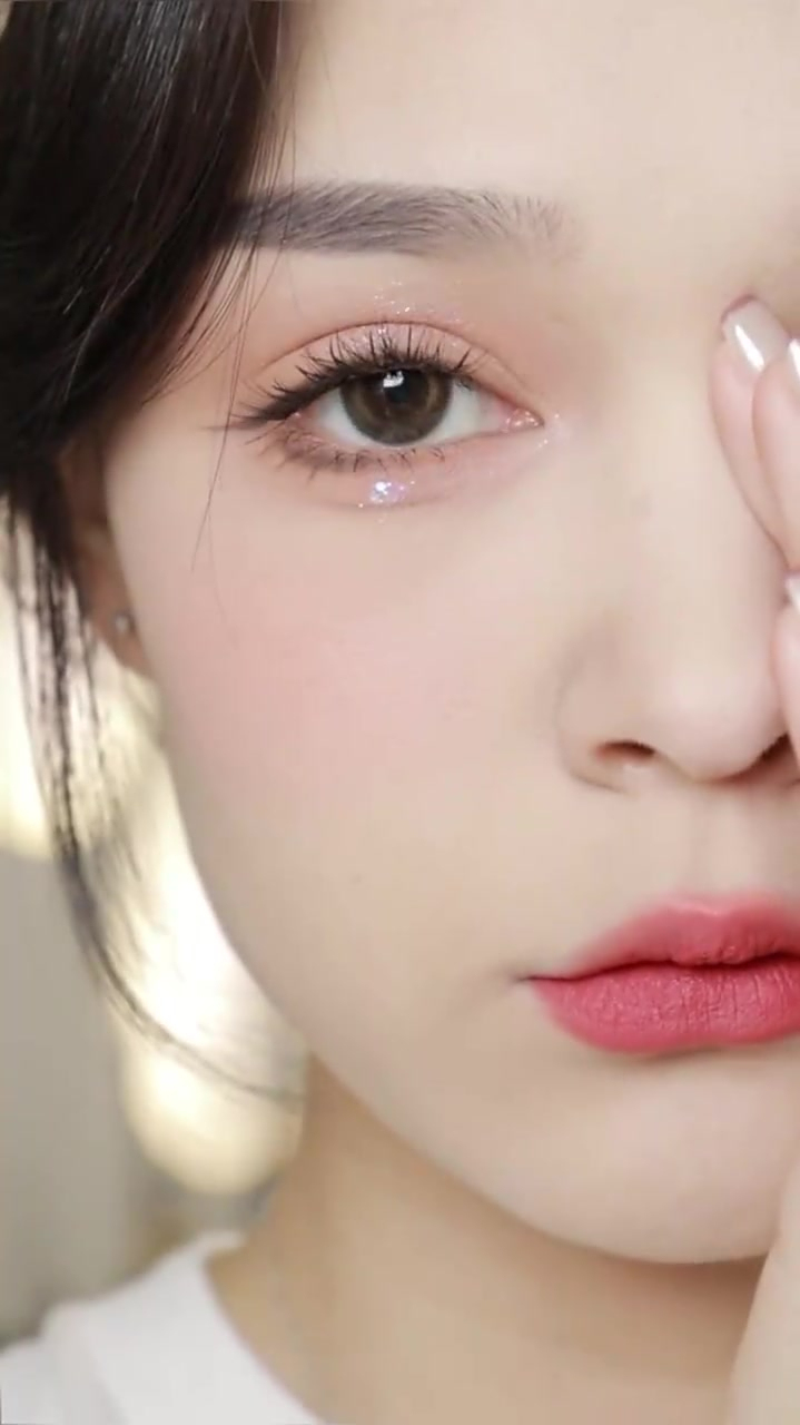 无辜少女蜜桃妆圆脸下垂式狗狗眼