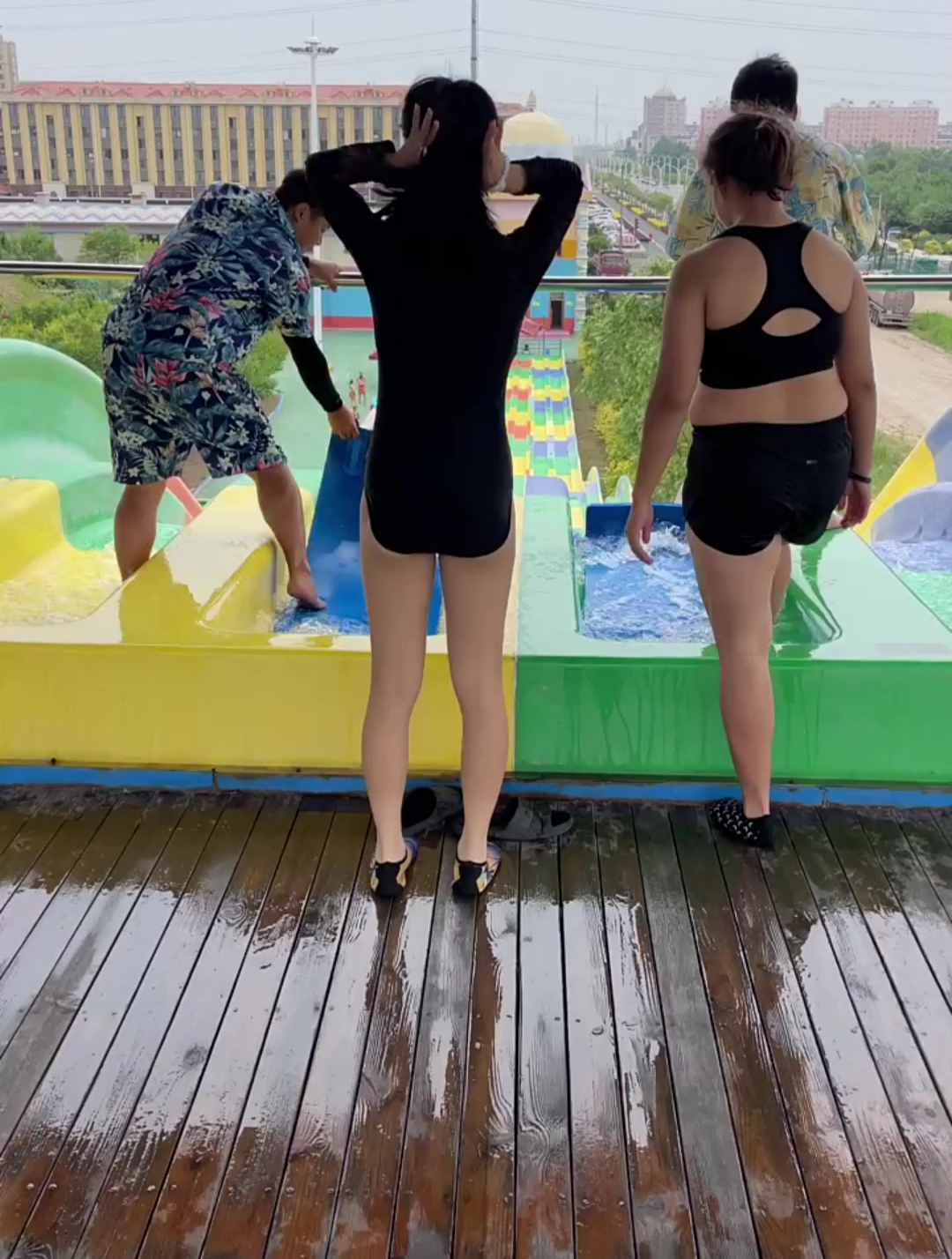 小姐姐来体验水上滑梯,看穿的泳衣,怕是潜水的