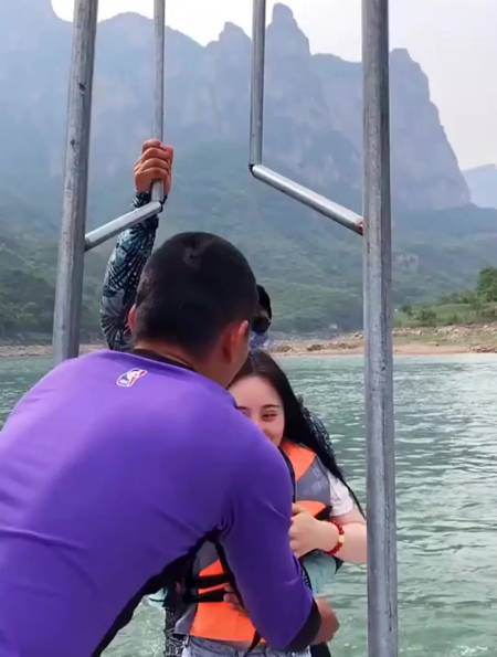 水上飞人公主抱,小姐姐一副很享受的样子,真羡慕这个教练!-度小视