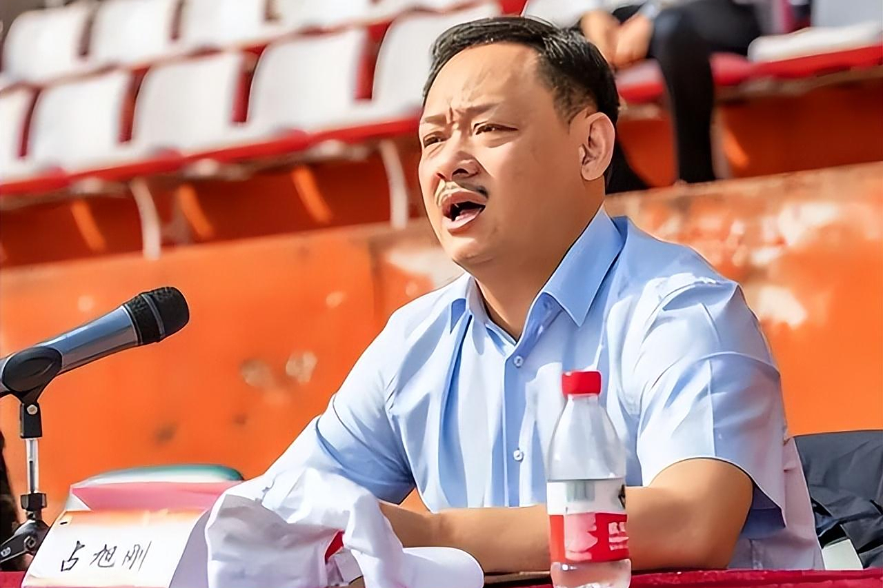 举重冠军占旭刚近况:退役后娶初恋空姐,官至副厅级,提为副局长