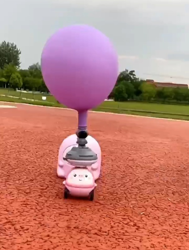 小猪猪空气动力气球车