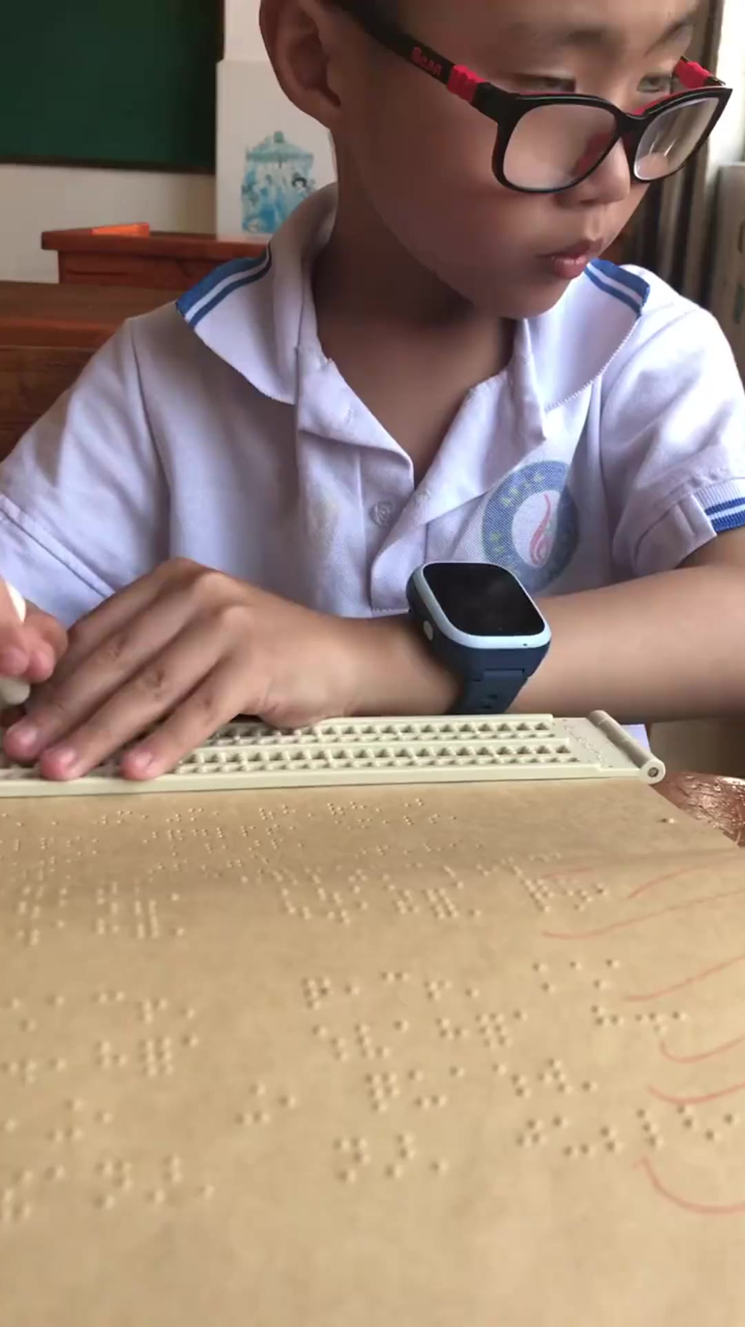 盲人宝宝,依旧在努力学习,他还没有放弃生活的希望!