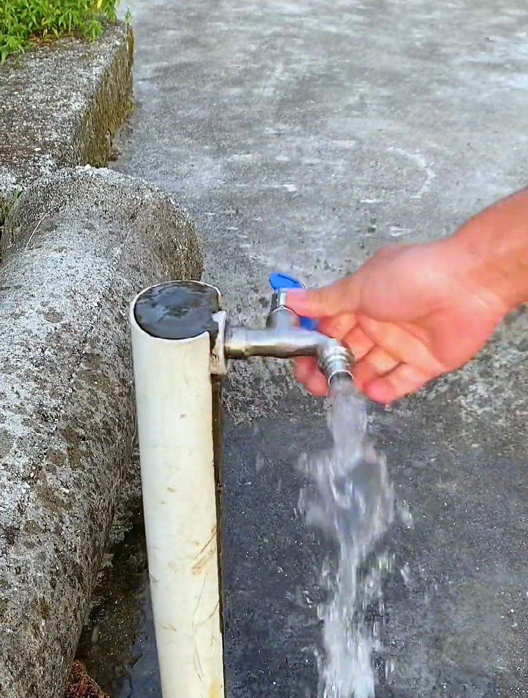 家装水电 户外安装一个带钥匙的水龙头