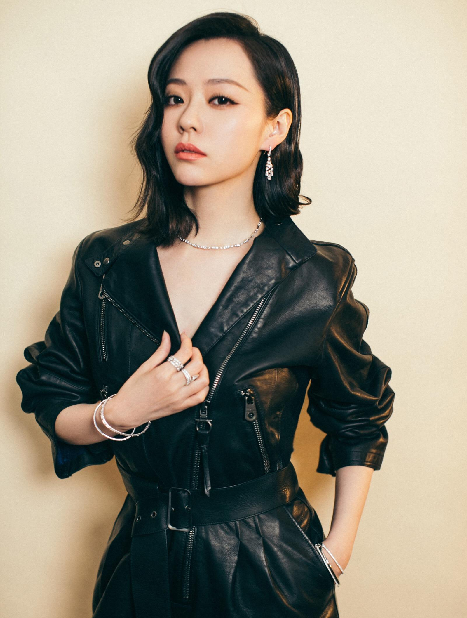 签名谁有张靓颖尴尬?杨幂尬笑肖战硬刻,王一博:走个过场就行2-度小视