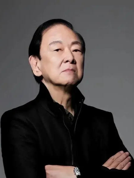 帮成龙虎口脱险,让谢贤爬到台湾见他,半黑半白的王羽到底是谁2-度小视
