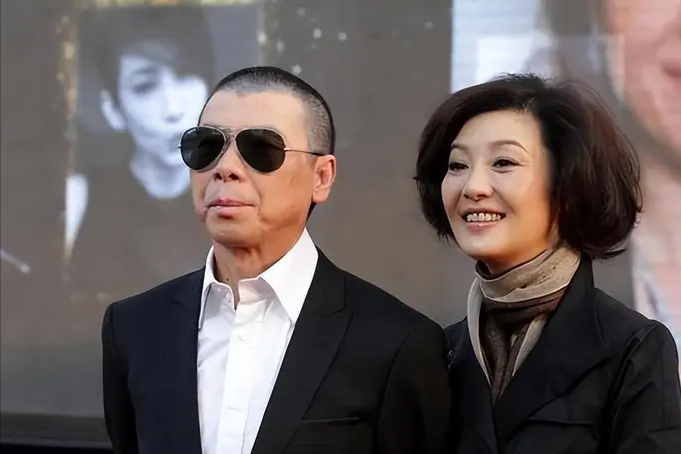 回顾冯小刚和女主持共处一室与许晴的挚友情徐帆为何视若无睹